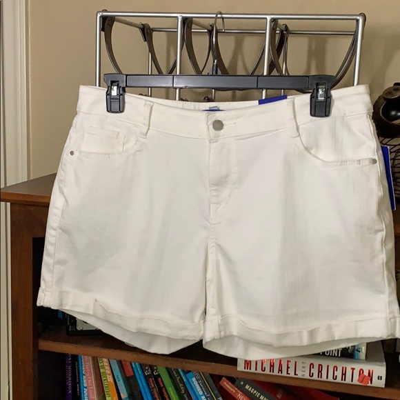 Apt. 9 Pants - ➕ Apt. 9 NWT’s White Shorts Size 16